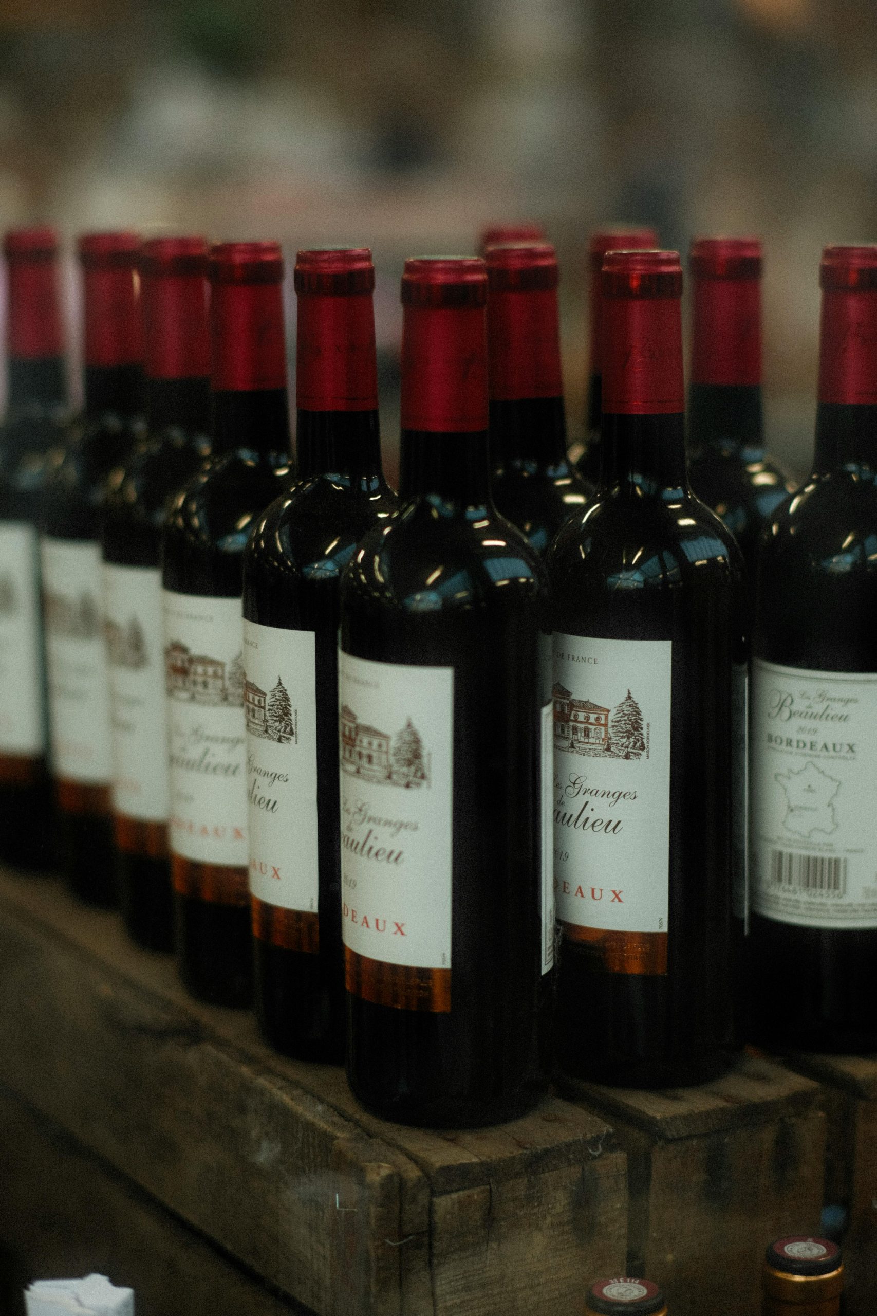 Vinflaskor rött vin albanien